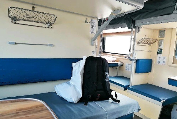 Противогаз, скрипка и чайный сервис: что пассажиры оставили в поездах в этом году