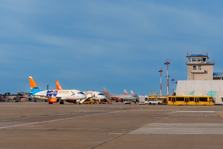 Около 40 рейсов задерживаются в аэропорту Сочи утром 16 апреля