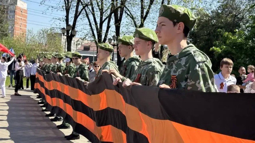 Огромную Георгиевскую ленту развернули в День Победы в Краснодаре