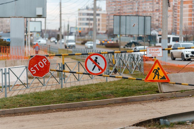дорожные знаки стоят
