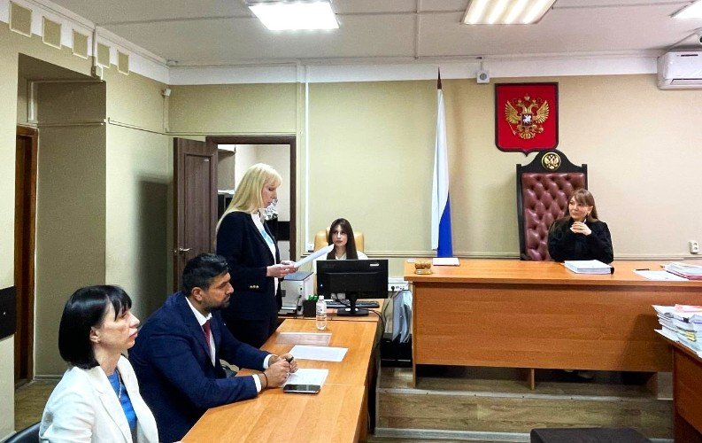 Минькова читает в зале суда