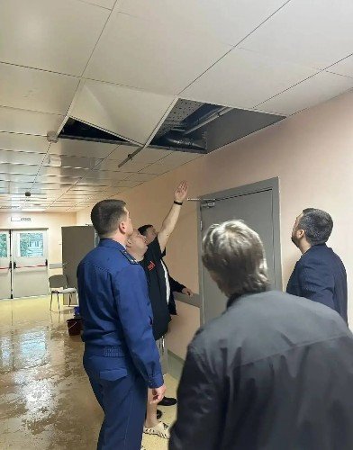 Прокурор Павловского района осматривает протекшую крышу