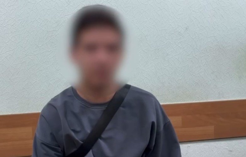 человик сидит в полиции