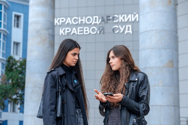 Девушки на фоне суда