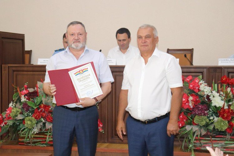 Обвиняемый с почетной грамотой