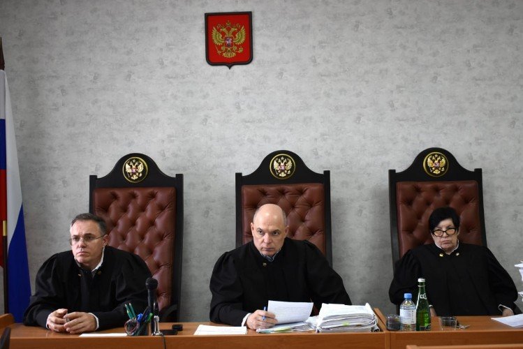 судья сидят за столами
