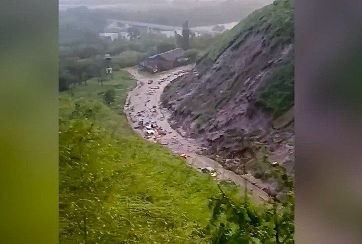 оползень сошел на дорогу