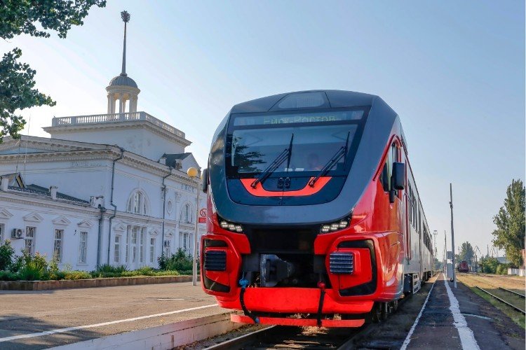 Электричка на вокзале Ейска