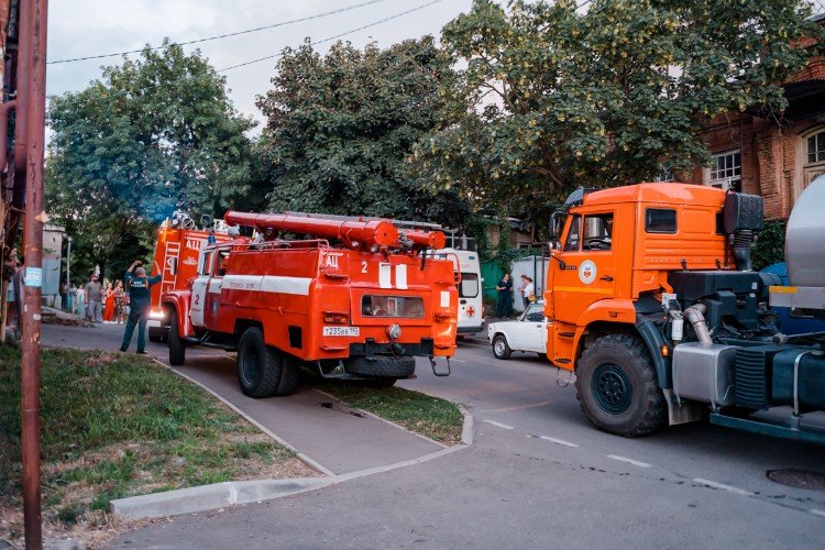 пожарные машины стоят на дороге