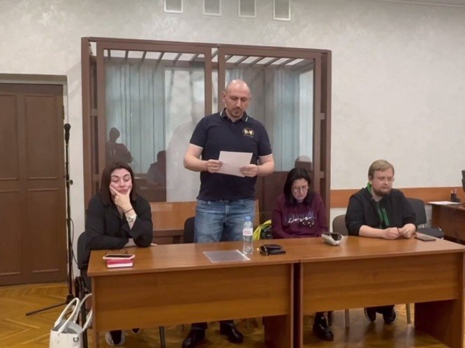Лжеюристы зачитывают покаянные признания на суде