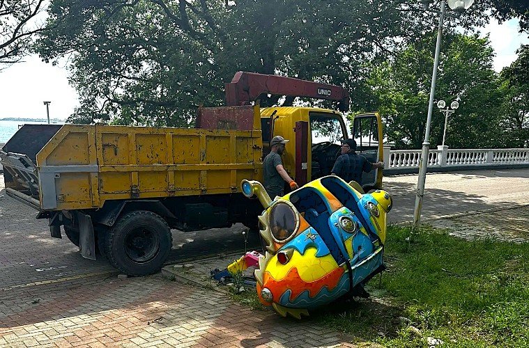 самосвал стоит на набережной