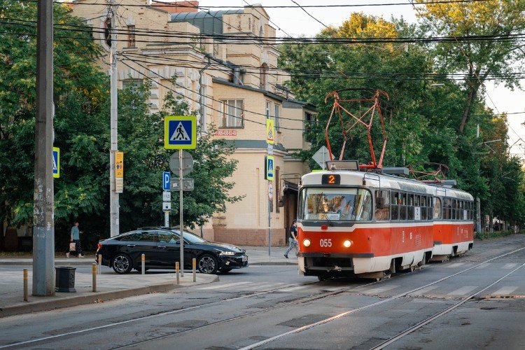 трамвай едет по городу