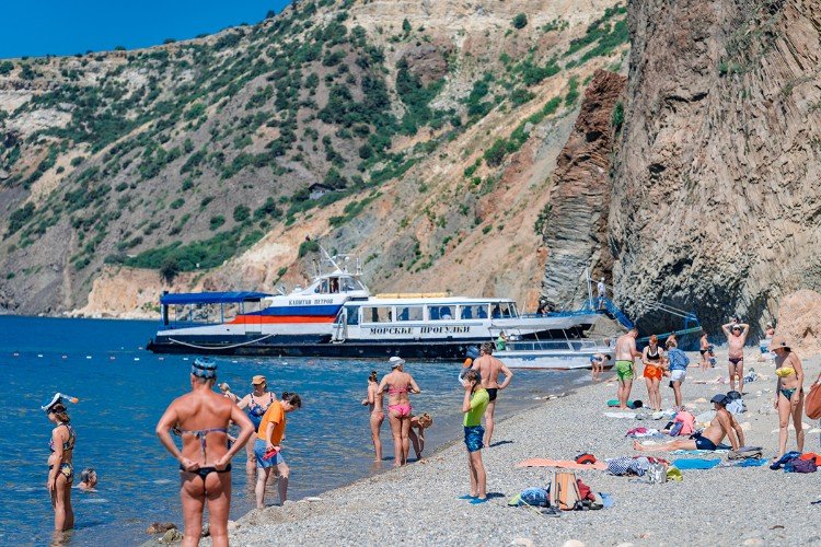 люди стоят напляже