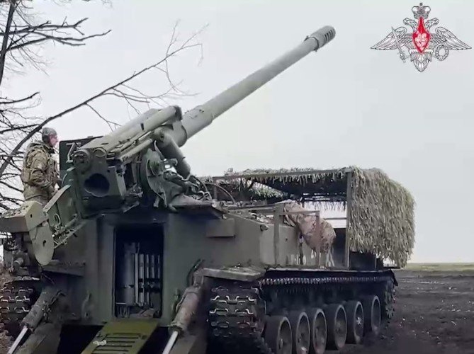 военная техника стоит в поле