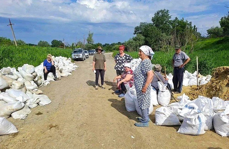 людистоят на дороге