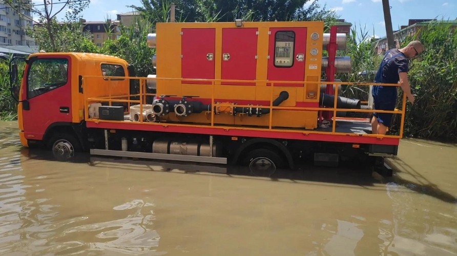Свыше 200 заявок на откачку воды: Краснодар все еще борется с последствиями ливня