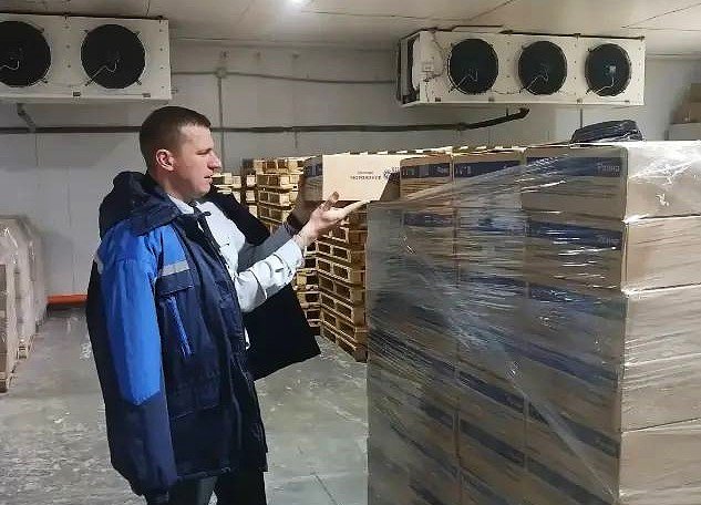 человек стоит на складе