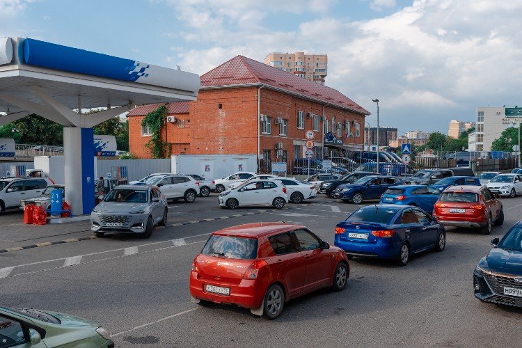 Казаки и участники СВО вышли дежурить на АЗС Крымского района