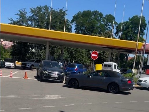 машины стоят у заправки