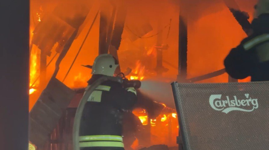 Молния превратила в пепелище несколько кафе в Сочи
