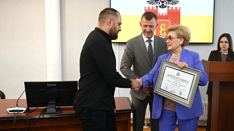 Награждение героя почетной грамотой