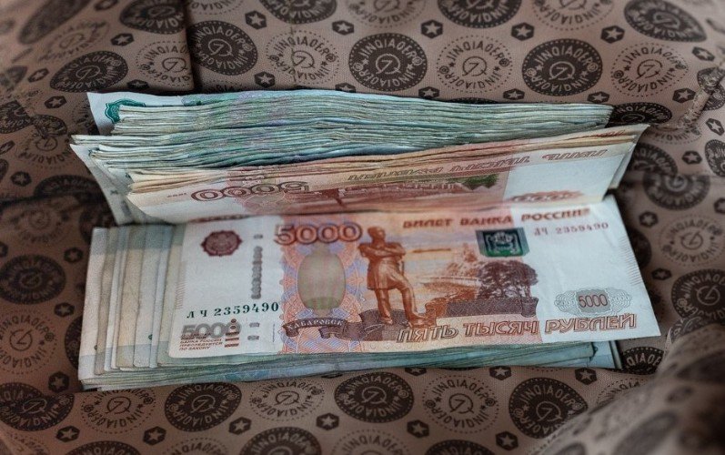 деньги лежат на столе