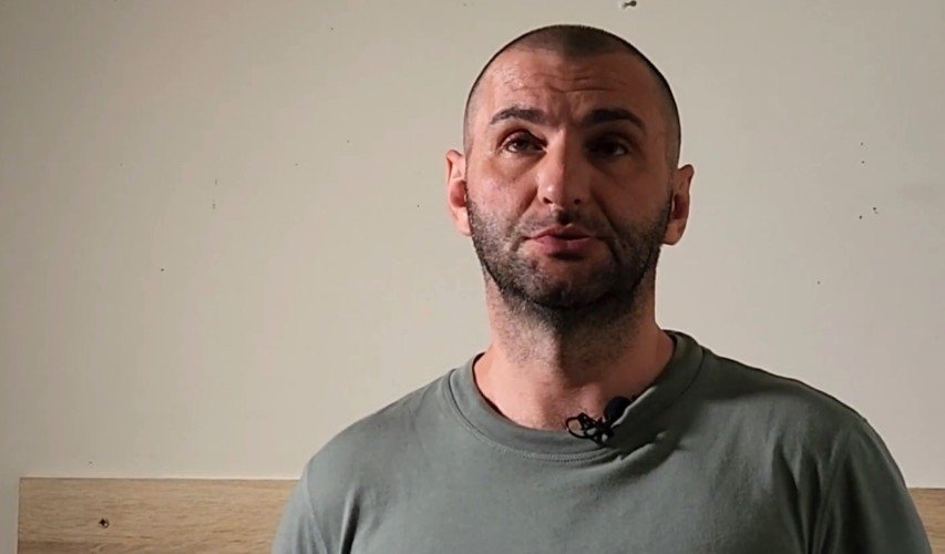 мужчина стоит у стены