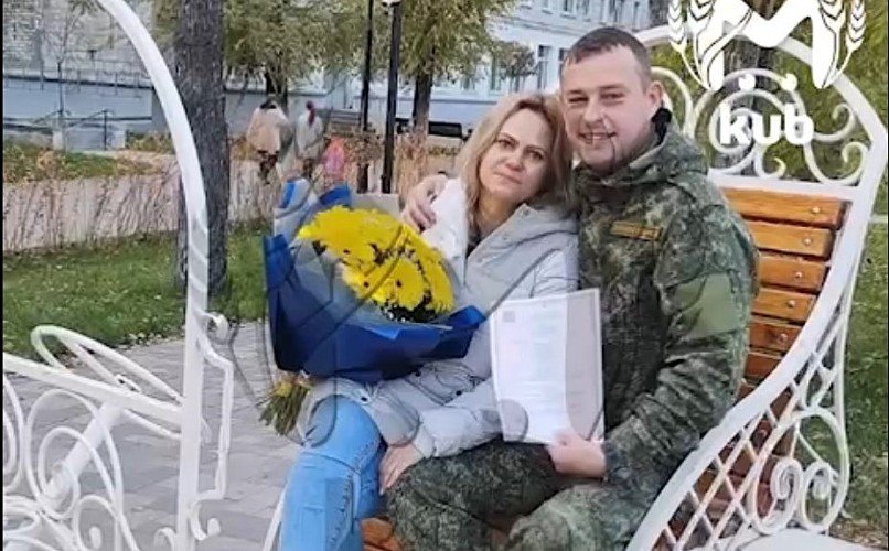люди сидят на скамейке