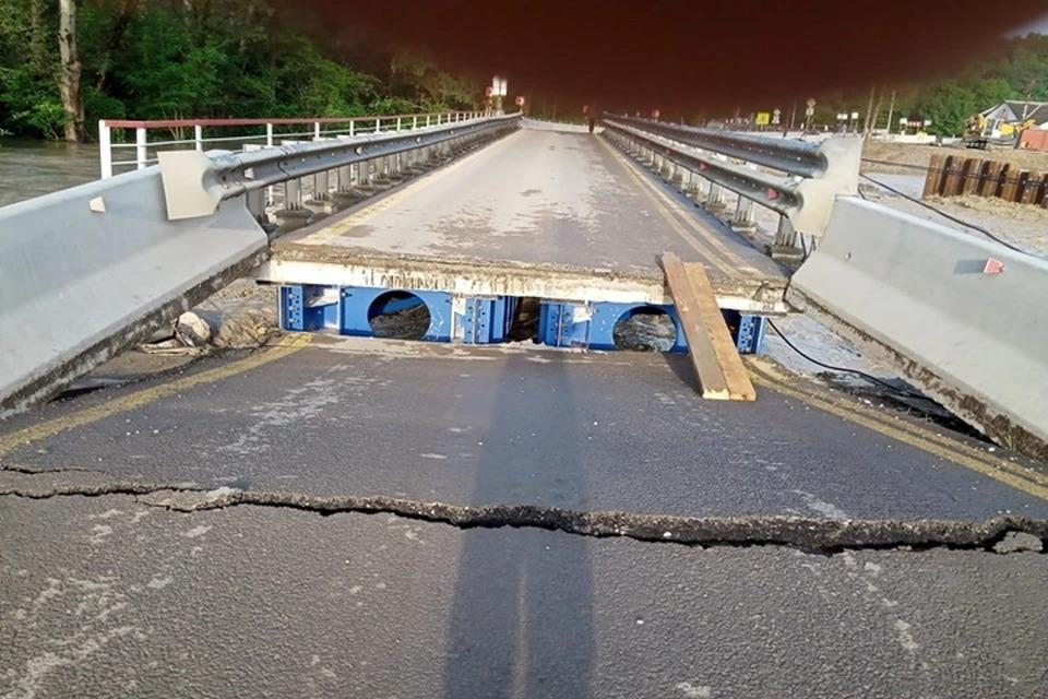 Временный мост через реку Фарс рухнул из-за подтоплений на Кубани 