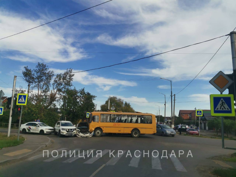 Автоледи врезалась в школьный автобус и организовала массовое ДТП в Краснодаре