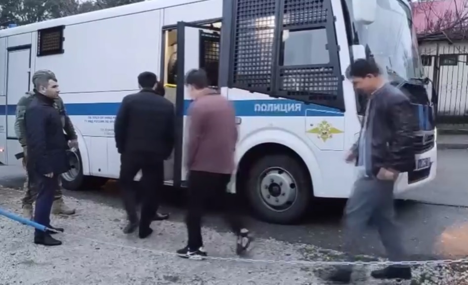 Силовики задержали 400 мигрантов в Сочи, 14 из нелегалов депортируют из страны