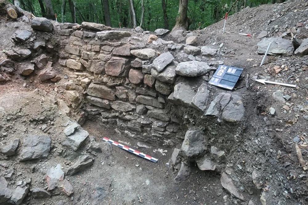 Под Новороссийском найдены древние гробницы и греческая башня
