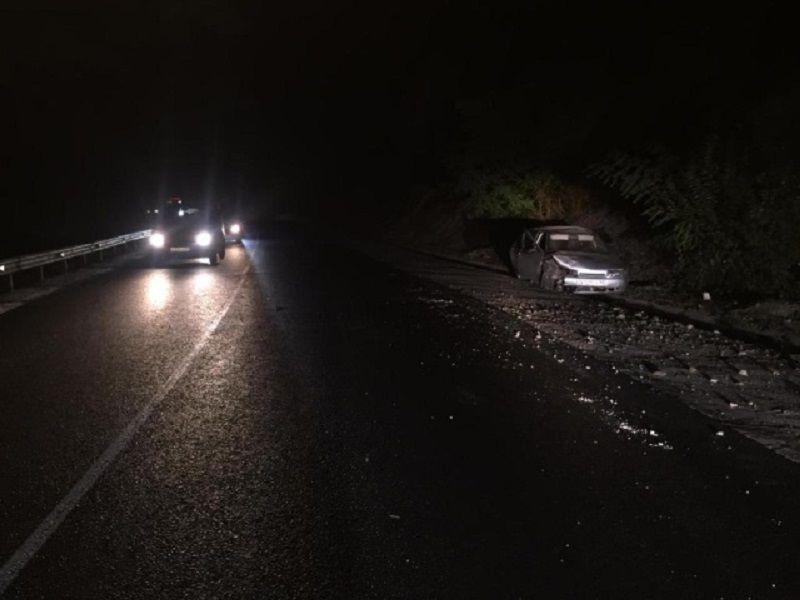 В Краснодарском крае пьяный водитель на ВАЗ-21124 врезался в склон горы. Пострадала женщина
