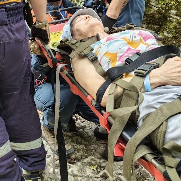 Спасатели эвакуировали 70-летнюю туристку, упавшую в горный каньон Сочи 