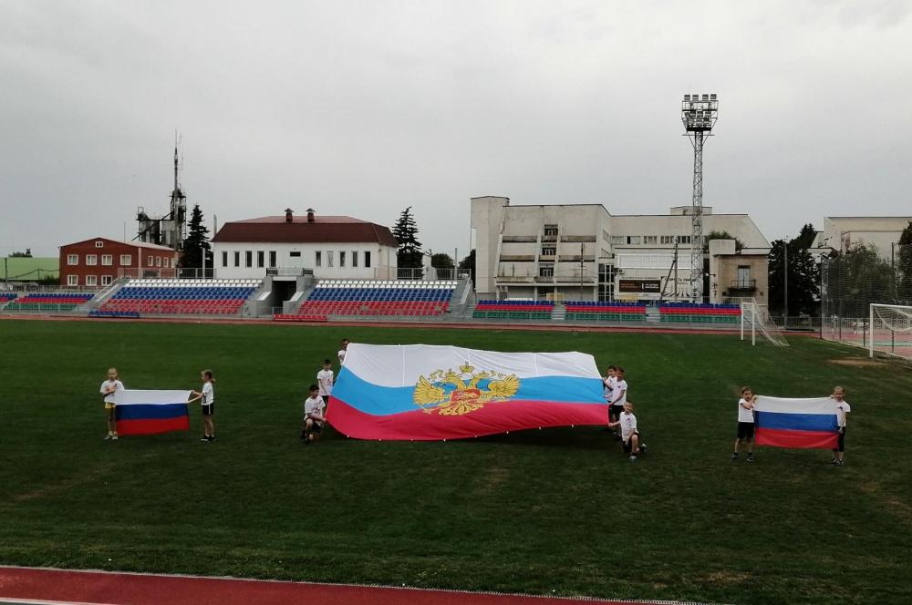 Равнение на флаг. В краснодарском крае прошли акции, посвященные символу нашей страны