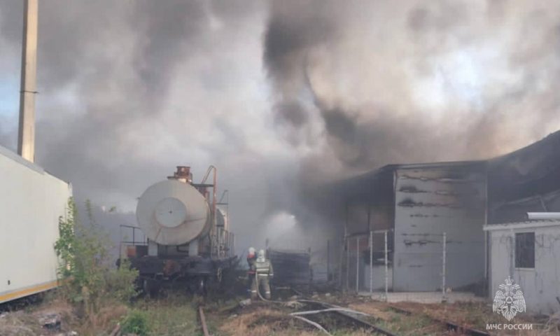 Под Краснодаром тушат крупный пожар на складе