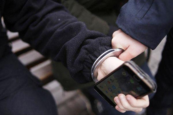 Мужчина похитил мобильный телефон из комиссионного магазина в Краснодаре