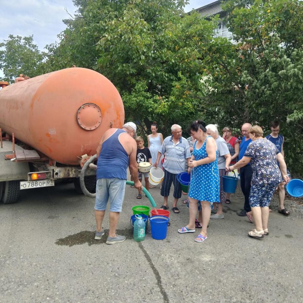 Восемь тысяч жителей поселка Кубани почти трое суток сидят без воды из-за аварии на водопроводе