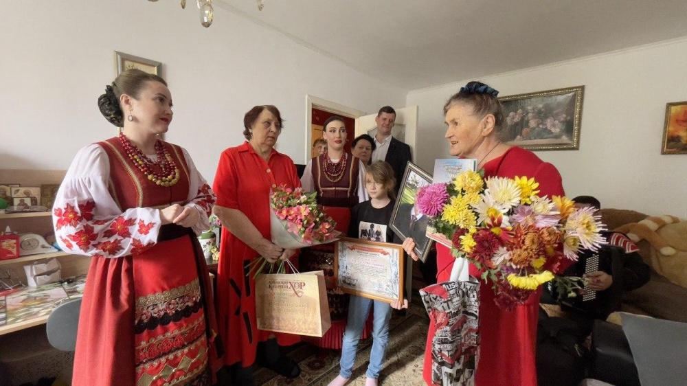 Краснодарка подарила Кубанскому казачьему хору баян за 500 тыс. рублей