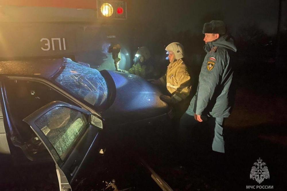 Пассажирский поезд столкнулся с легковым автомобилем на переезде в Краснодарском крае
