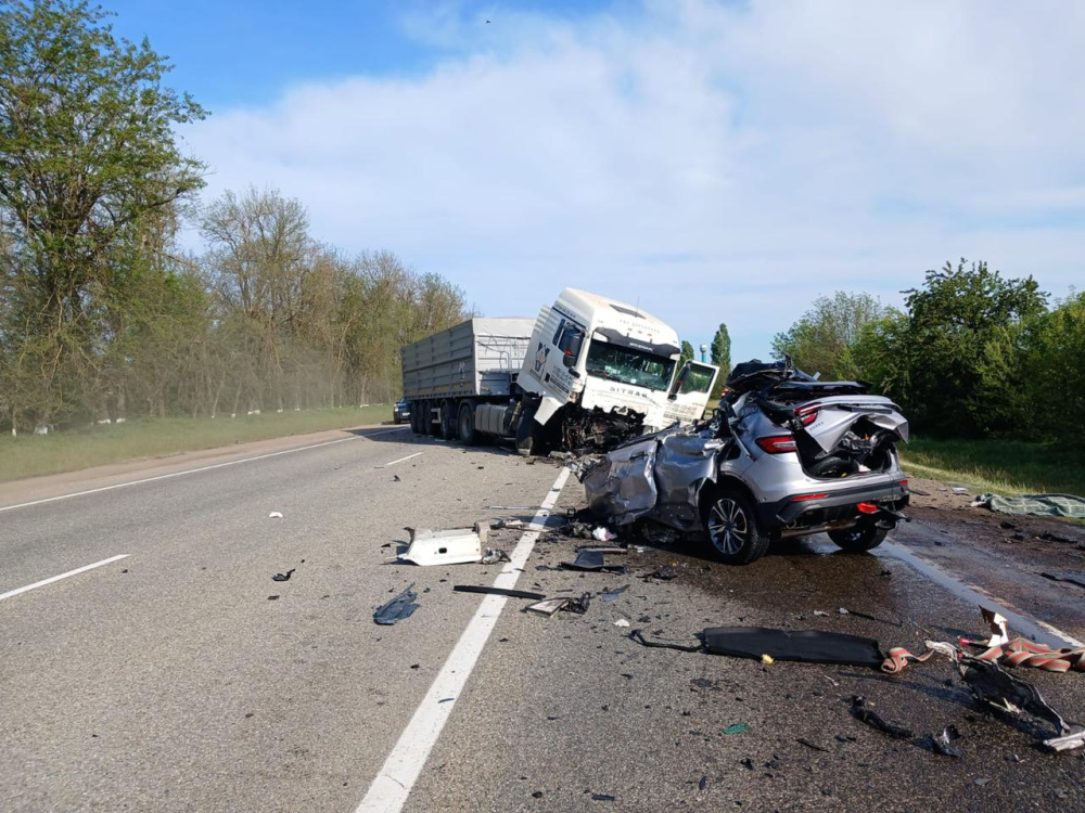 Подросток-водитель погиб в аварии с грузовиком на Кубани