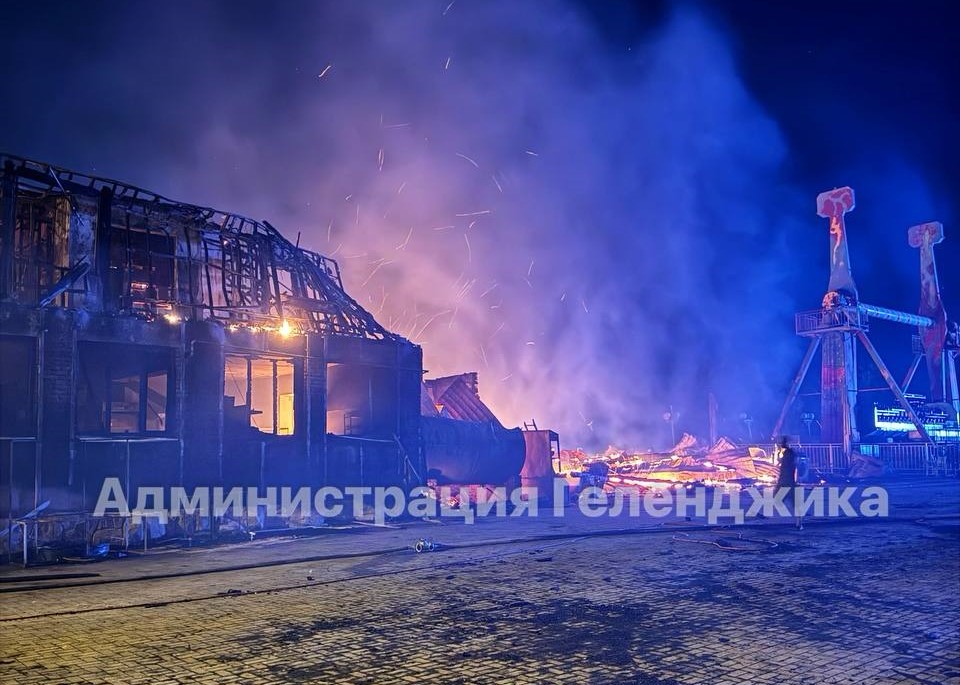 Ночной пожар уничтожил кафе в районе канатной дороги «Олимп» в Геленджике 