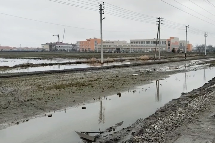До первого дождя: жители поселка Южный под Краснодаром требуют устранить причину подтоплений, а не только последствия