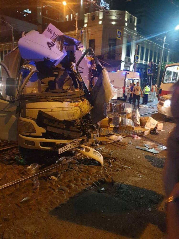 В Краснодаре в ДТП с трамваем пострадали три человека