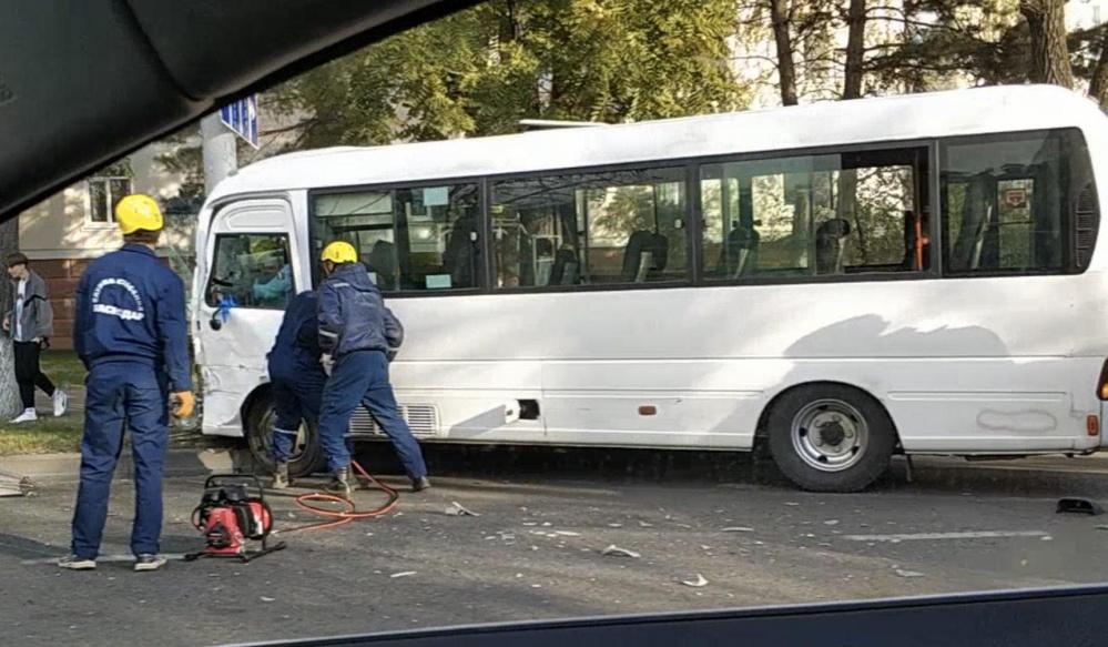 В Краснодаре маршрутка с пассажирами врезалась в столб