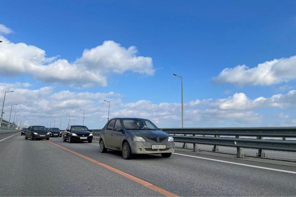Пробка вновь образуется у Крымского моста со стороны Кубани