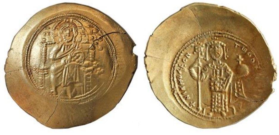 При раскопках в Краснодарском крае нашли древнерусский сребреник, византийское золото и арабское серебро