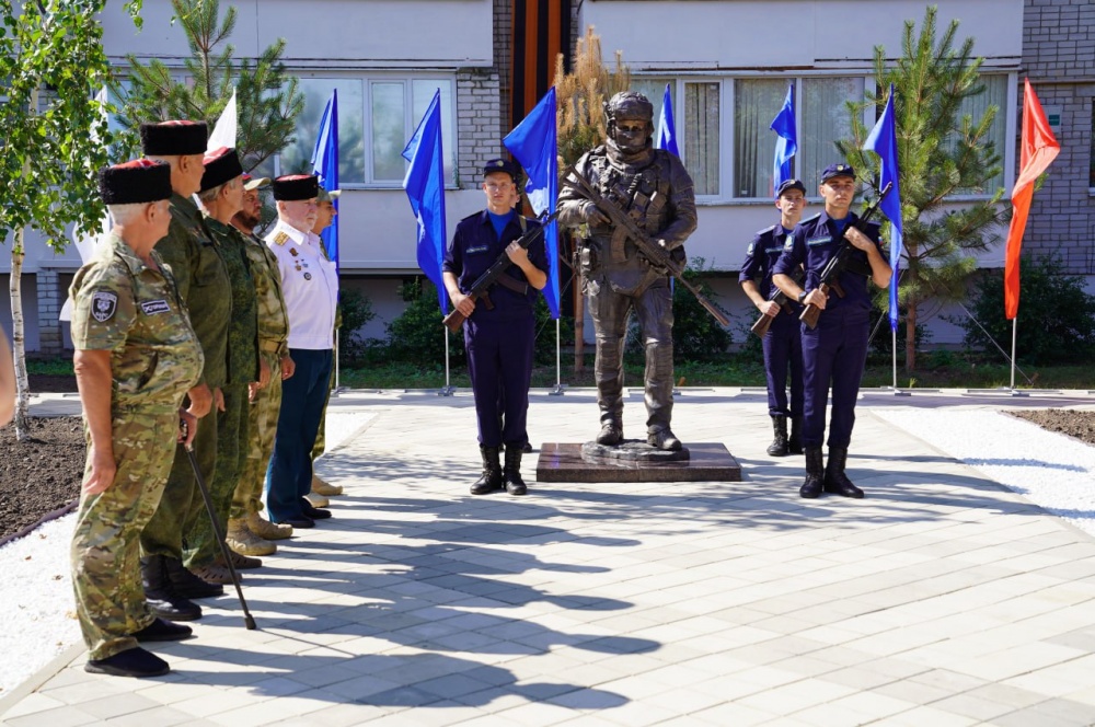 В честь Дня флага в Приморско-Ахтарске открыли памятник героям СВО