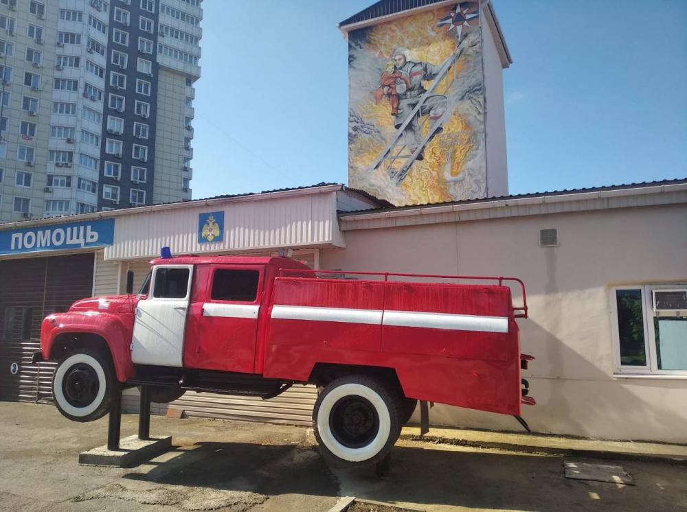 Памятник огнеборцам в виде пожарной машины появился в Анапе 