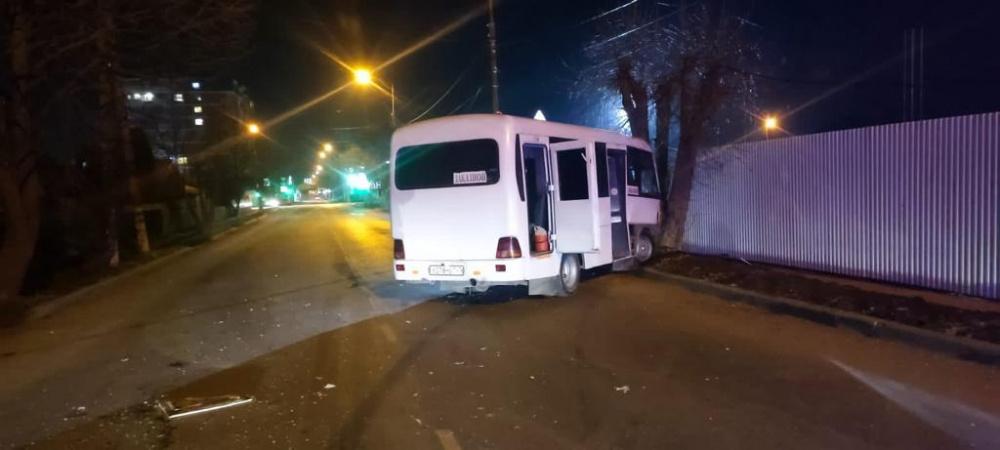 В Славянске-на-Кубани маршрутка попала в ДТП, пострадали 10 человек
